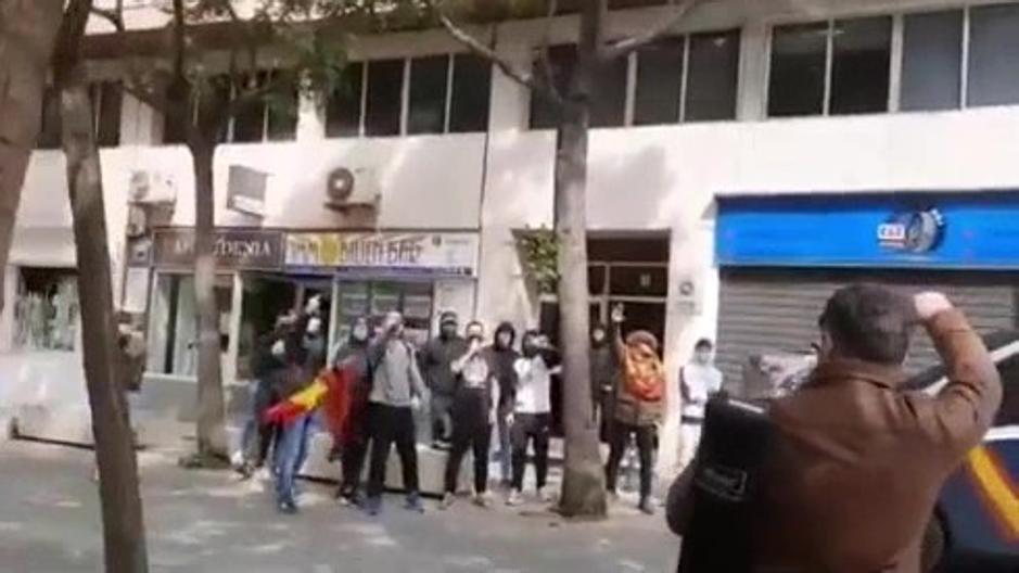 Insultan y dedican el saludo fascista a Gabriel Rufián al ir a presentar un libro en Alicante