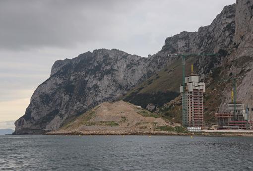 Construcción de las obras en terrenos ganados al mar