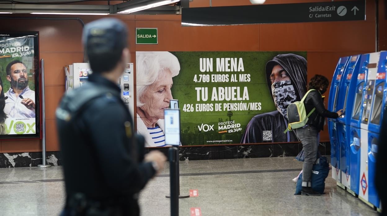 Cartel de Vox contra los menores migrantes en la estación de la Puerta del Sol