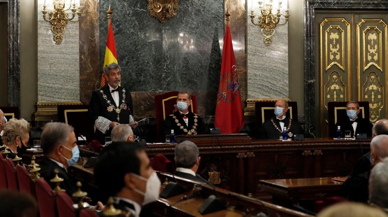 El presidente del Consejo General del Poder Judicial (CGPJ), Carlos Lesmes (i), interviene en presencia del rey Felipe VI