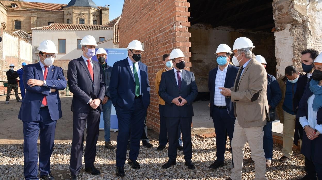 García-Page, Fernández Sanz, Gutiérrez y Villarrubia, junto al edificio que albergará el nuevo consultorio