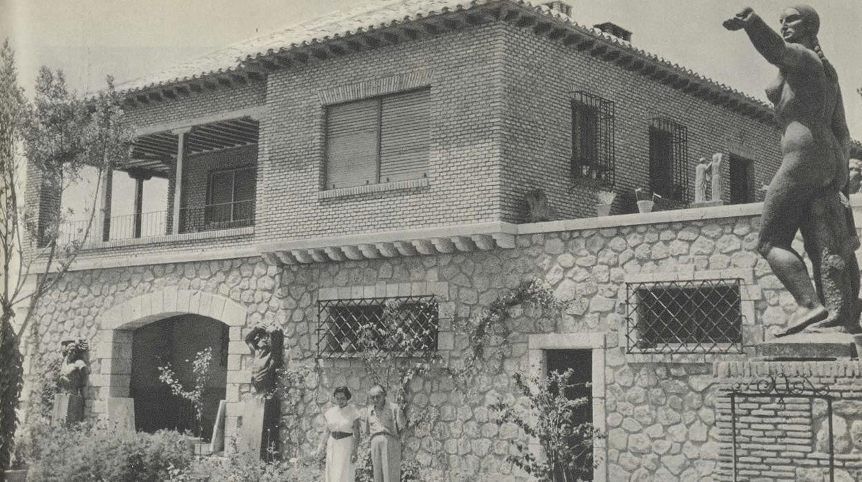 Victorio Macho y su esposa Zoila Barrós ante la casa-estudio de Roca Tarpeya recién estrenada. Foto publicada en Mundo Hispánico, noviembre de 1955. Archivo Municipal de Toledo