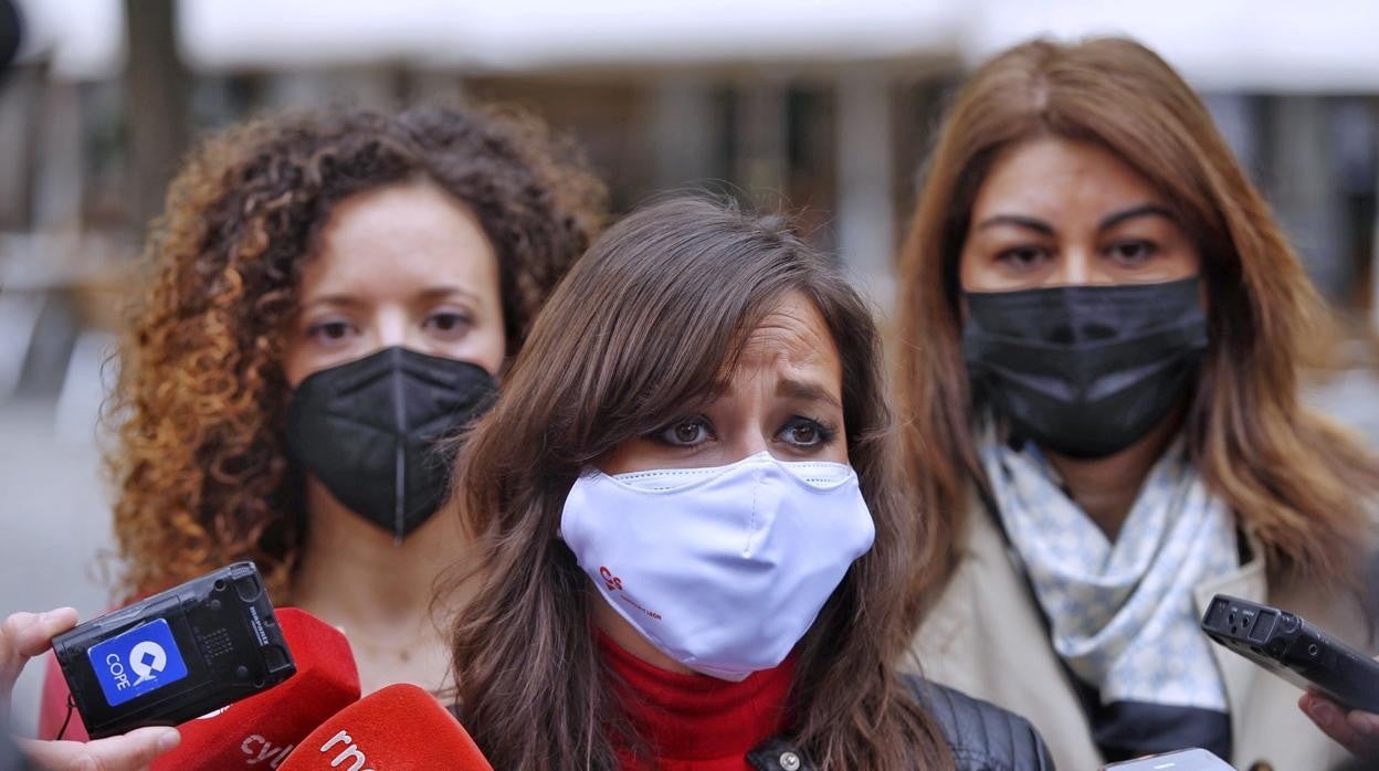 Gemma Villarroel, durante sus declaraciones ante los medios de comunicación, este lunes en la Plaza Mayor de Segovia