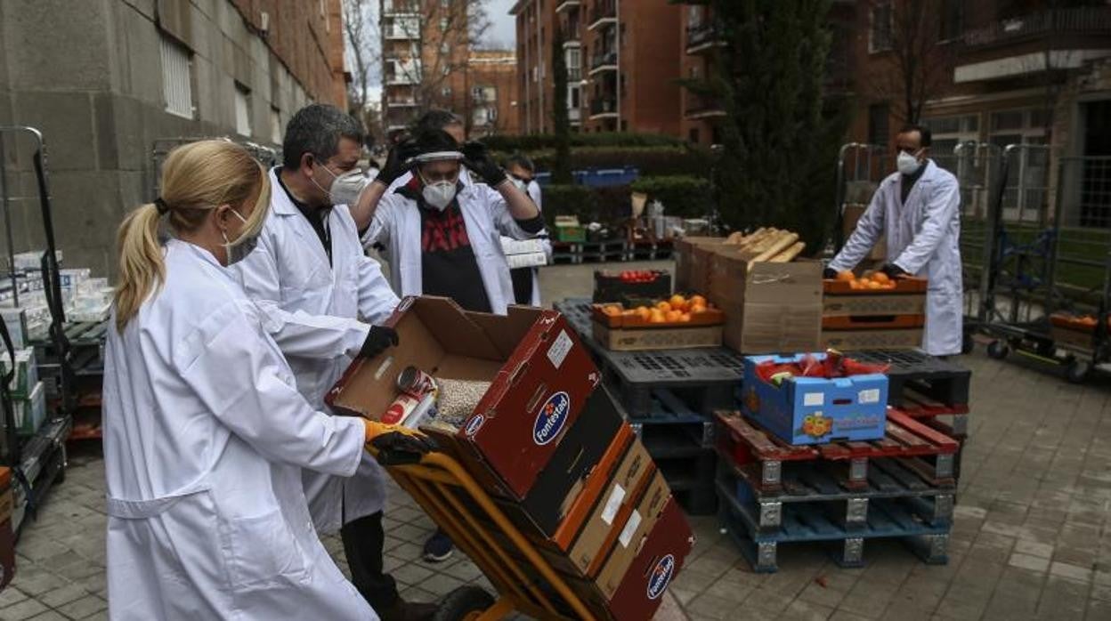 Un grupo de voluntarios reparte alimentos a familias