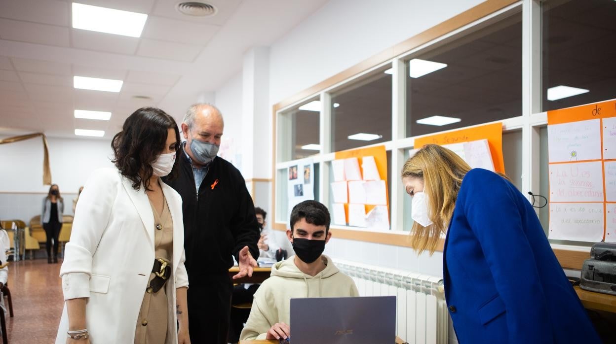 Díaz Ayuso, durante la visita a un centro educativo en Alcobendas