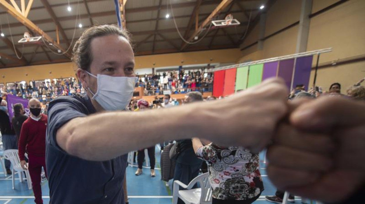 El candidato de Unidas Podemos a la Presidencia de la Comunidad, Pablo Iglesias saluda a su llegada a un acto del partido en el Polideportivo municipal Cerro Buenavista de Getafe