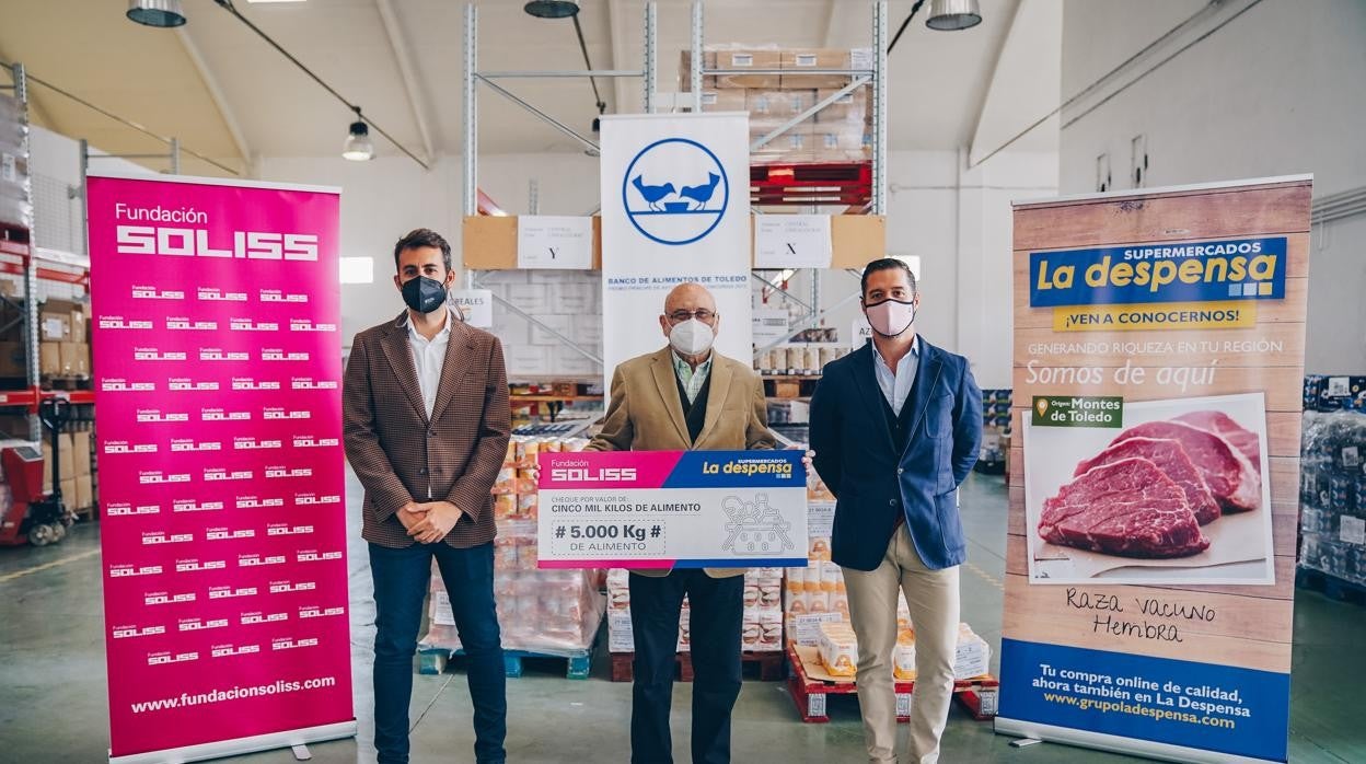 Momento de la entrega de los alimentos