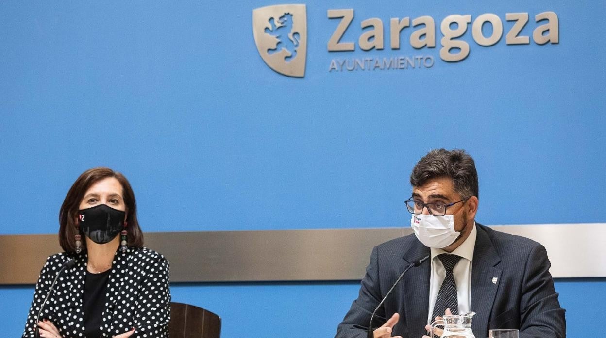 La vicealcaldesa de Zaragoza, Sara Fernández (Cs), y el gerente de Zaragoza Turismo, Conrado Molina