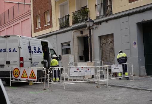 Trabajadores que realizan la instalación del gas