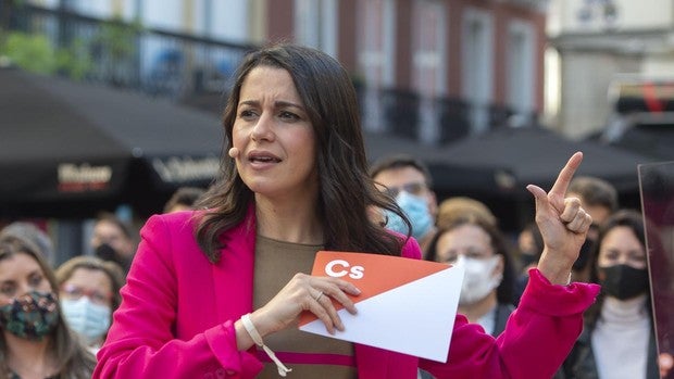 Arrimadas critica que el CIS siga haciendo encuestas electorales en Madrid y propone que las pague el PSOE