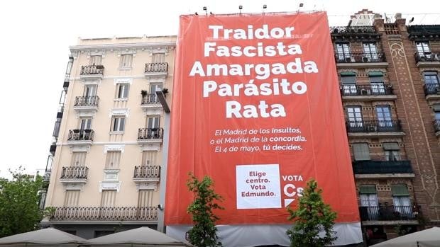 Cs insta a elegir entre el «Madrid de los insultos» o el «Madrid de la concordia» en una lona en Felipe II