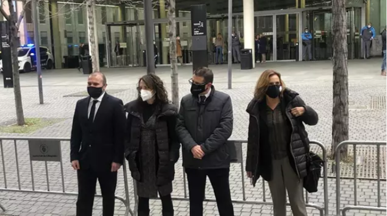 Miembros de la Sindicatura Electoral del 1-O encausados a las puertas de la Ciutat de la Justícia de Barcelona el 3 de marzo de 2021