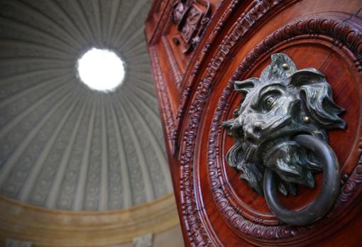 La entrada al Palacio Nuevo, con su impresionante cúpula y sus no menos impresionantes puertas