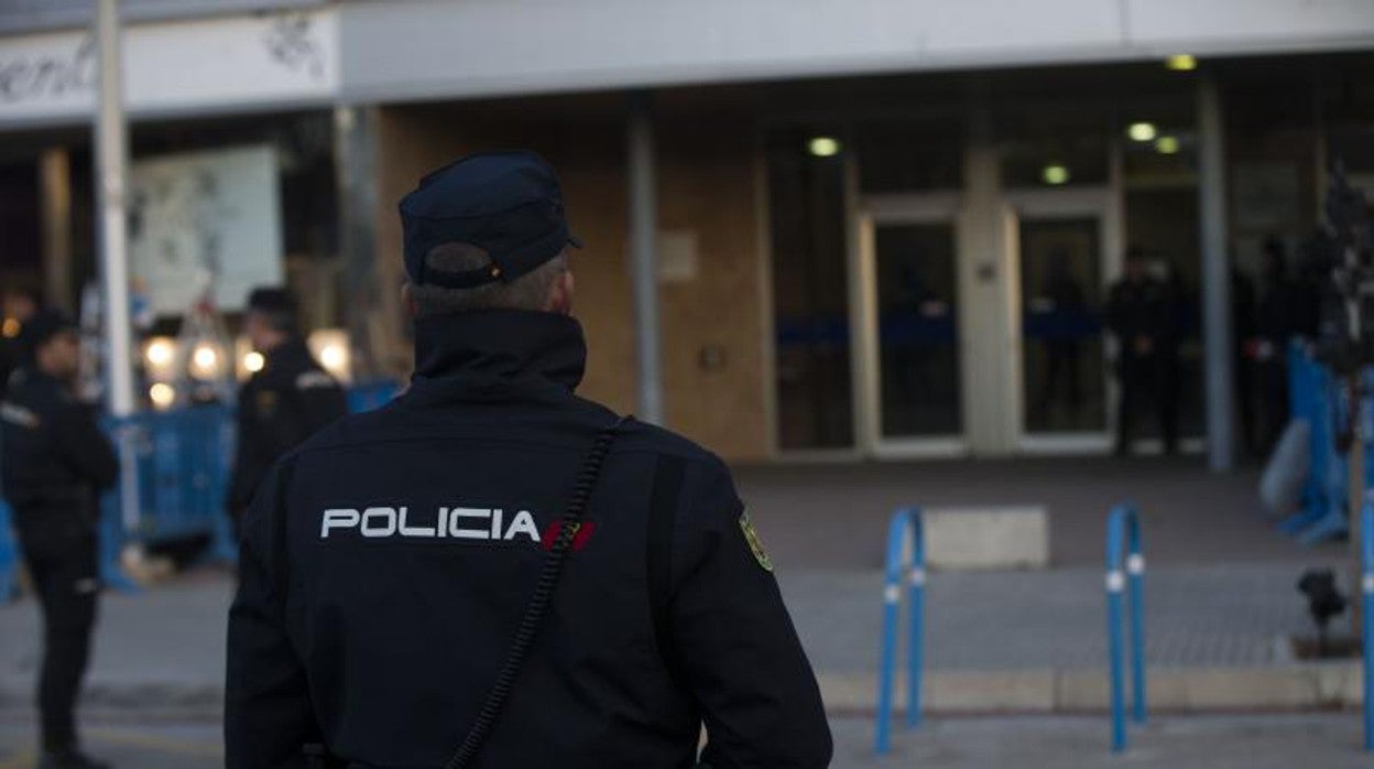 Imagen de archivo de un agente de la Policía Nacional en Palma