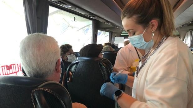 Valencia inyecta vacunas en el interior de autobuses y alarma a científicos que avisan del riesgo de brotes