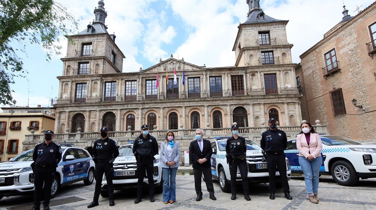 La alcaldesa y concejales con efectivos de la Policía Local en la presentación de cuatro nuevos vehículos