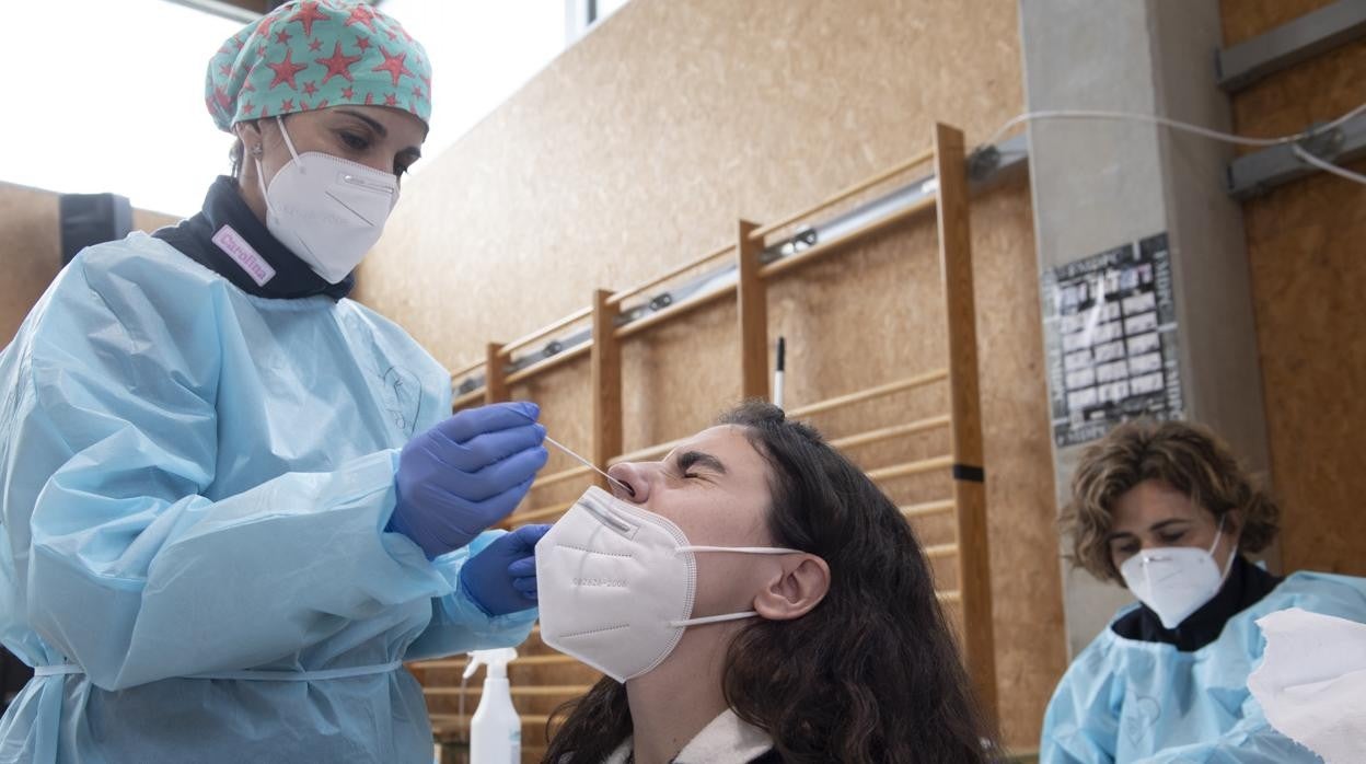 Una sanitaria realiza un test de antígenos a una joven en Madrid