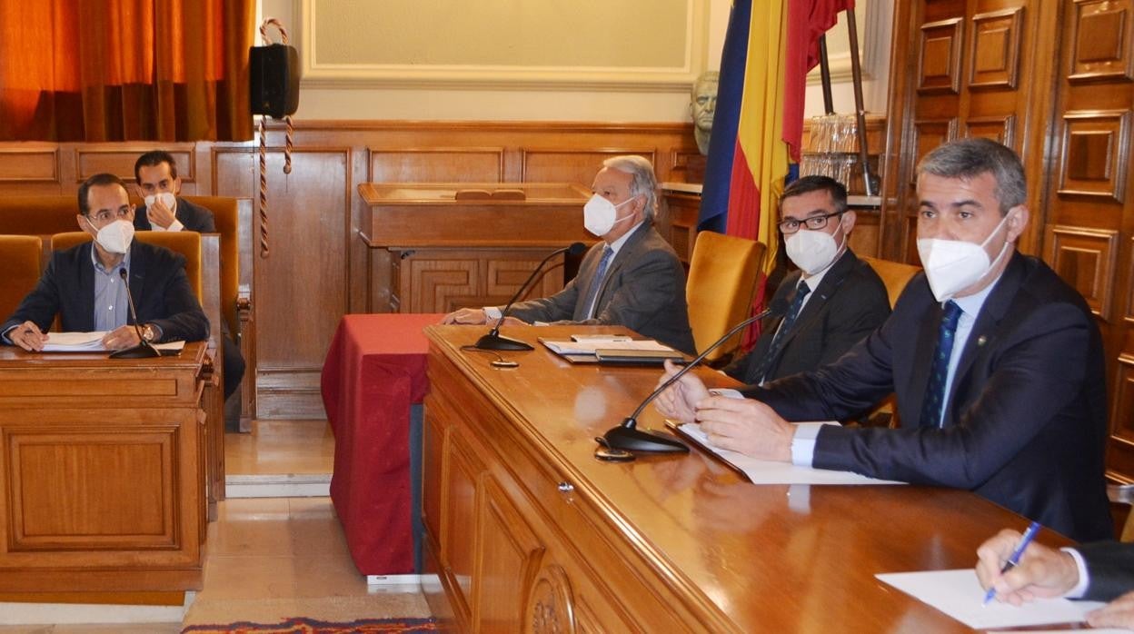 García Aranda, a la izquierda, durante el pleno