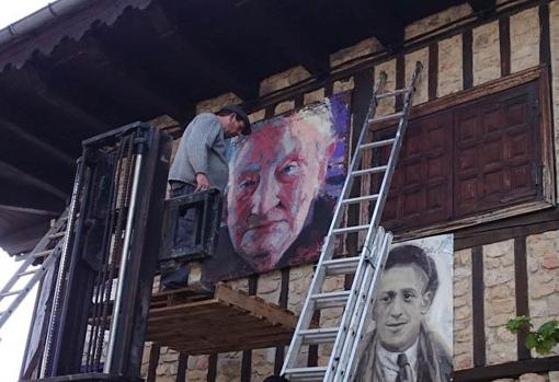 Instalación de retratos de Florencio Maíllo en Mogarraz