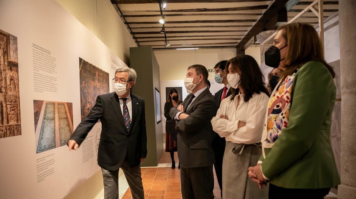 El presidente regional, la alcaldesa de Ciudad Real, la consejera de Educación y Cultura, visitando la exposición