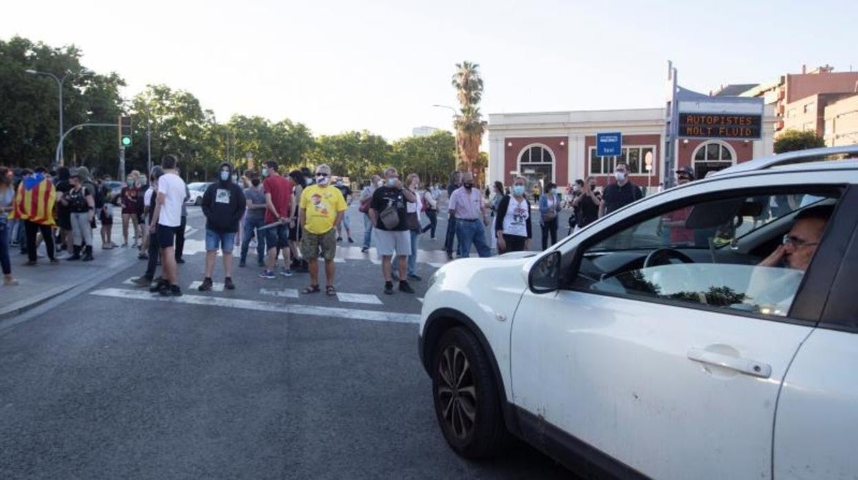 Imagen de archivo de grupos independentistas cortando la avenida de la Meridiana