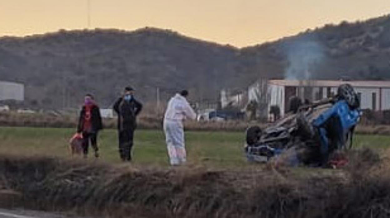 Imagen tomada por la Guardia Civil en la que aparece el vehículo, tras salirse de la carretera y volcar