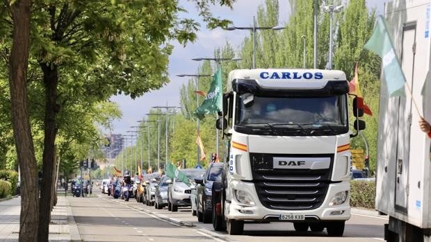 Una caravana de vehículos convocada por Solidaridad recorre las calles de Valladolid