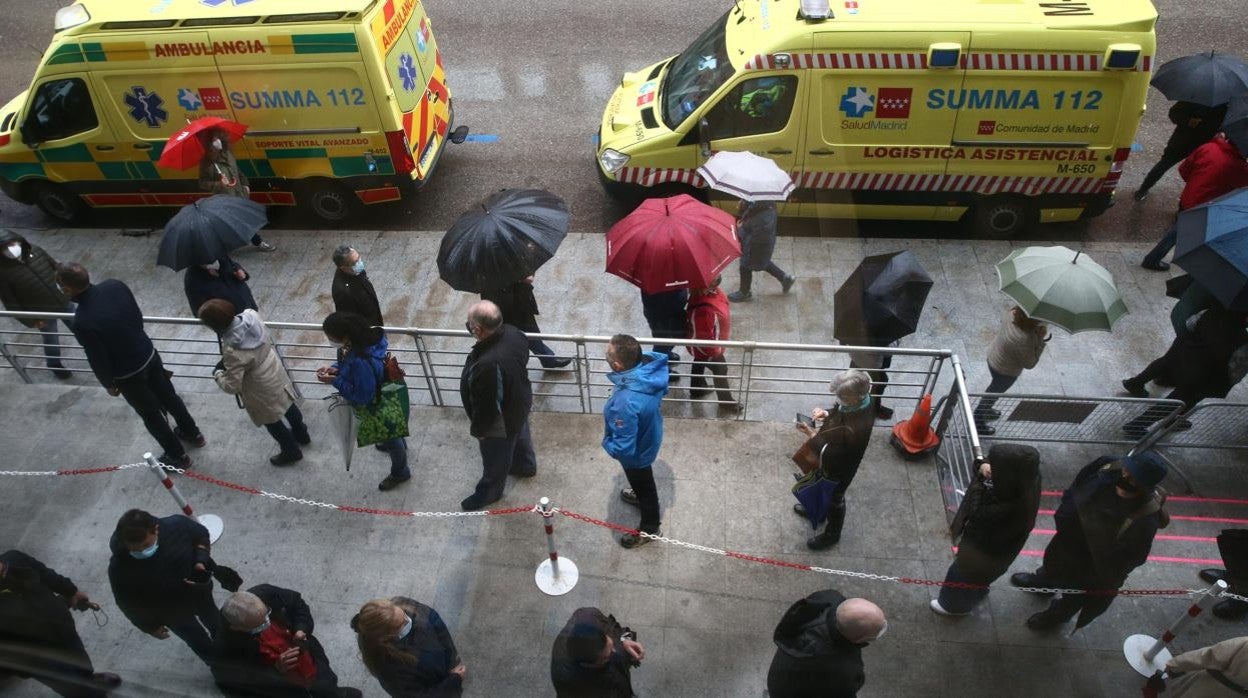 Colas ante el WiZink Center para la vacunación