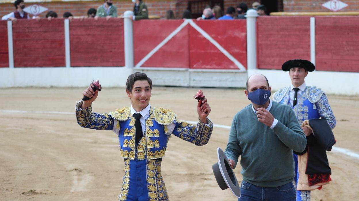 Nacho Torrejón pasea dos de las cuatro orejas que logró cortar