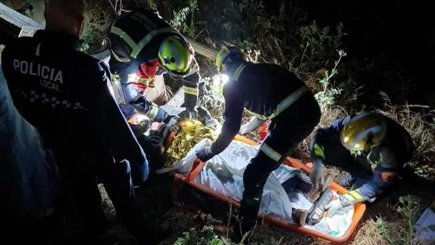 Rescatan de madrugada a un anciano que cayó en un forjado de 4 metros de profundidad cuando paseaba con su perro