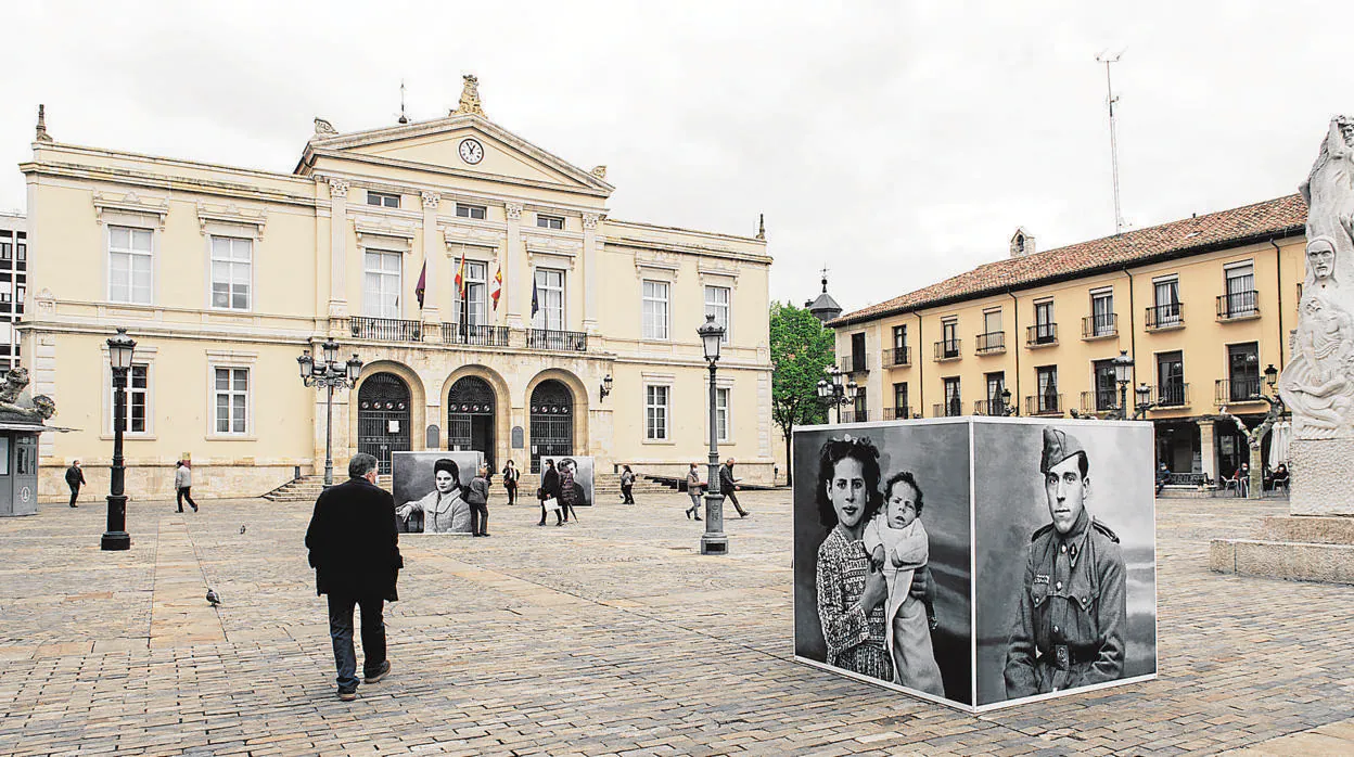 Exposición «Álvaro de Castro Cea», que se puede ver en la Plaza Mayor de Palencia
