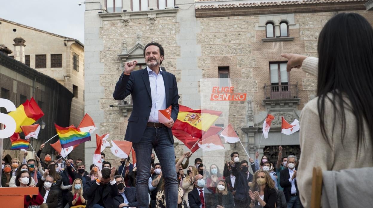 El candidato a la presidencia de la Comunidad de Madrid por ciudadanos, Edmundo Bal, durante el acto de cierre de campaña que la formación naranja celebra hoy domingo en la madrileña Plaza de la Villa.