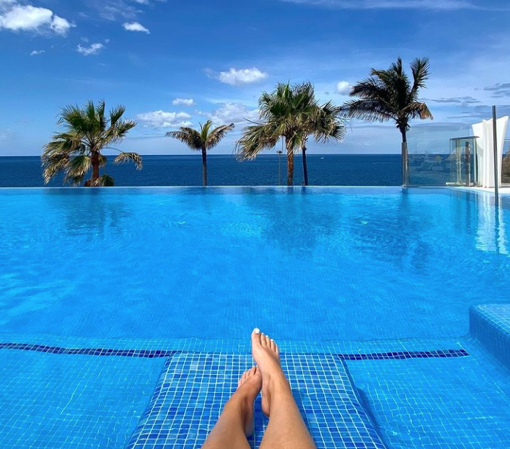 Una de las participantes disfruta de la piscina del hotel