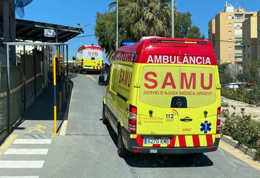 Imagen de una ambulancia en Alicante