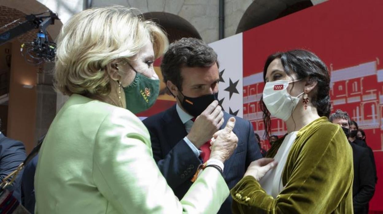 Esperanza Aguirre, Pablo Casado e Isabel Díaz Ayuso, en un corrillo en la Real Casa de Correos