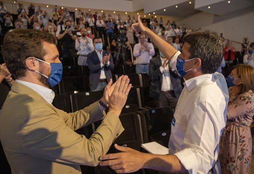 Imagen de Pablo Casado y Carlos Mazón tomada en el congreso del PP de la provincia de Alicante celebrado en junio del año pasado