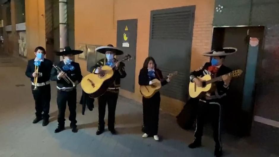 Un mariachi canta ante la sede de Podemos «Rata de dos patas, alimaña, bicho rastrero»