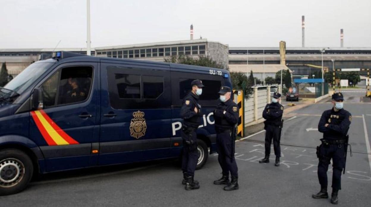 Policía Nacional a las puertas de la factoría Alu Ibérica en La Coruña, durante el operativo de marzo