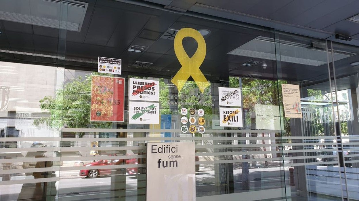 Simbología independentista en la entrada de la Consejería de Interior, en Barcelona