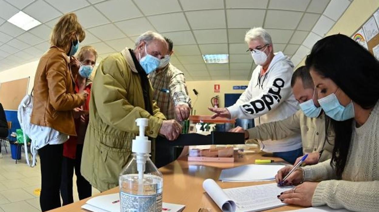 Varios madrileños depositan su voto en unas elecciones marcadas por el protocolo anticoronavirus