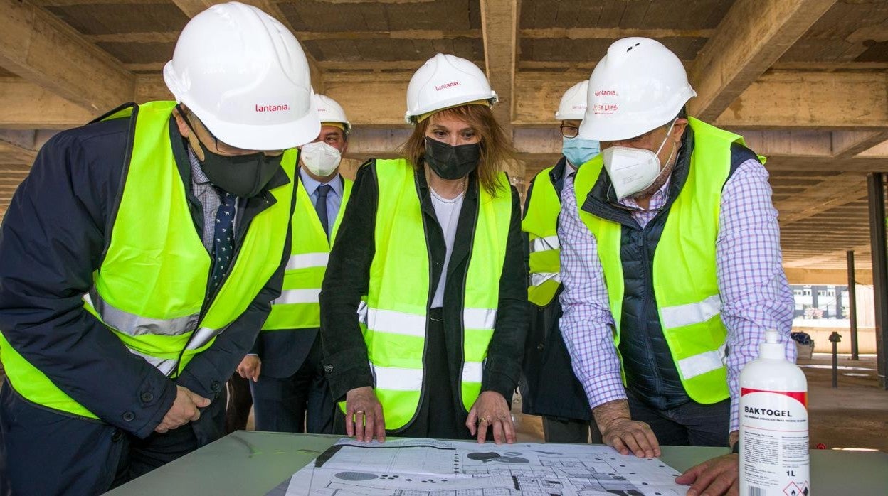 La consejera de Educación visitó este martes la obra del colegio «Villímar» de Burgos