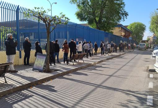 Larga cola para votar en el colegio Juan Gris, en Puente de Vallecas