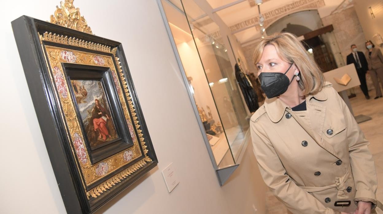 LLanos Castellanos, junto a una de las obras del Monasterio