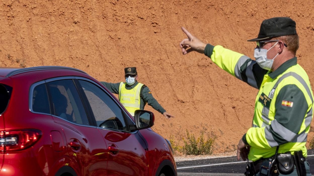 Imagen de archivo de controles de la Guardia Civil por el cierre perimetral en Valencia