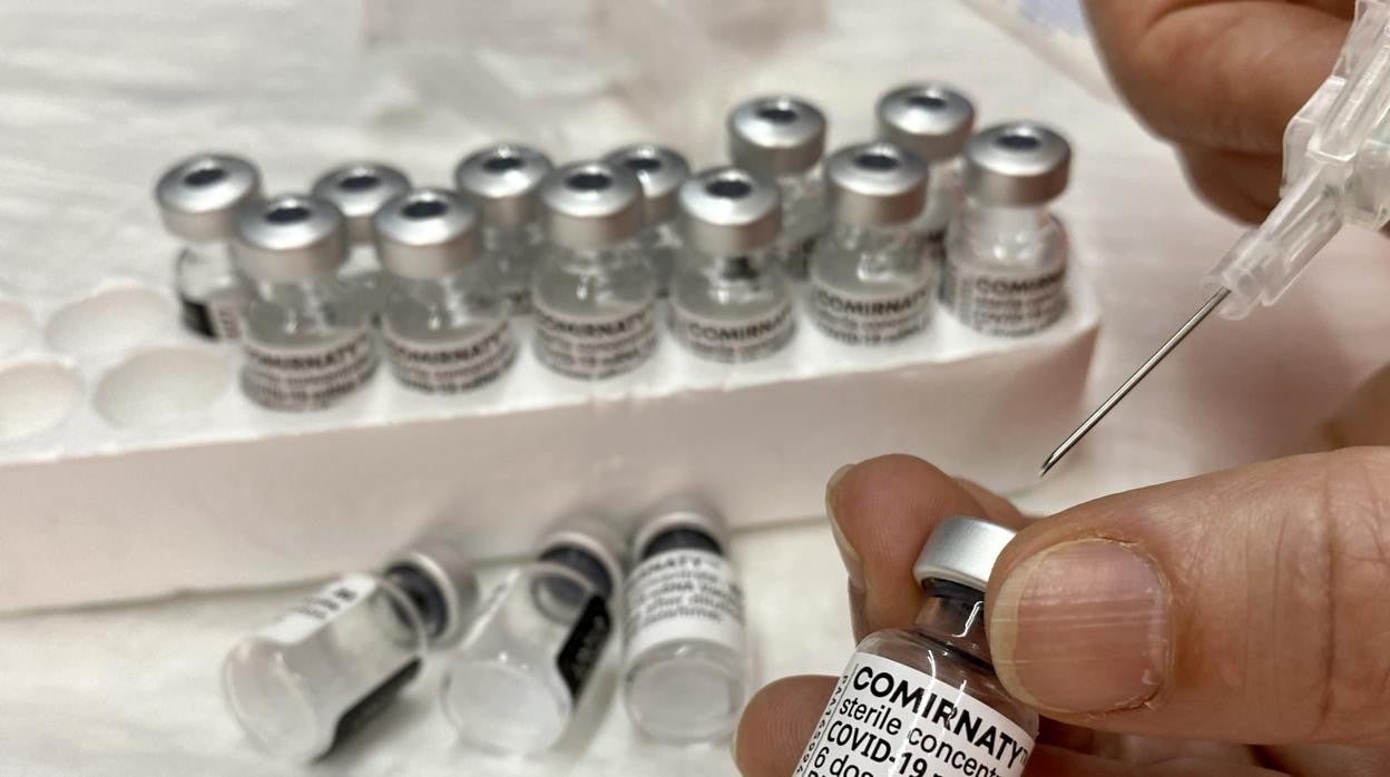 Imagen de la preparación de unas dosis de la vacuna de Pfizer