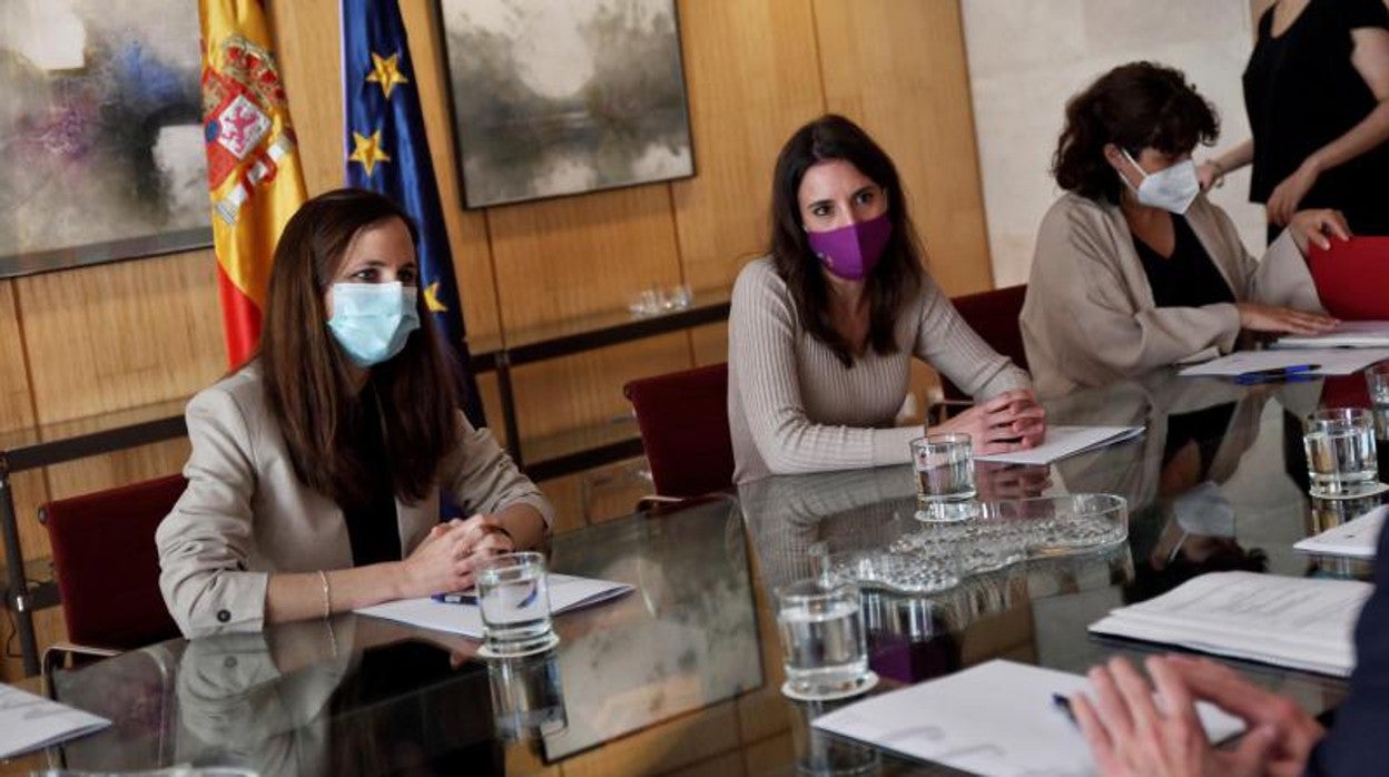 La ministra de Derechos Sociales y Agenda 2030, Ione Belarra (i), y la de Igualdad, Irene Montero (c), se reúnen con el presidente de la Liga de Fútbol Profesional (LFP), Javier Tebas