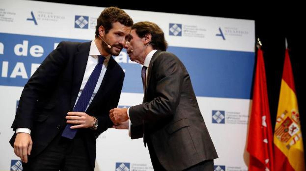 Pablo Caado y José María Aznar, en un acto académico previo a las elecciones