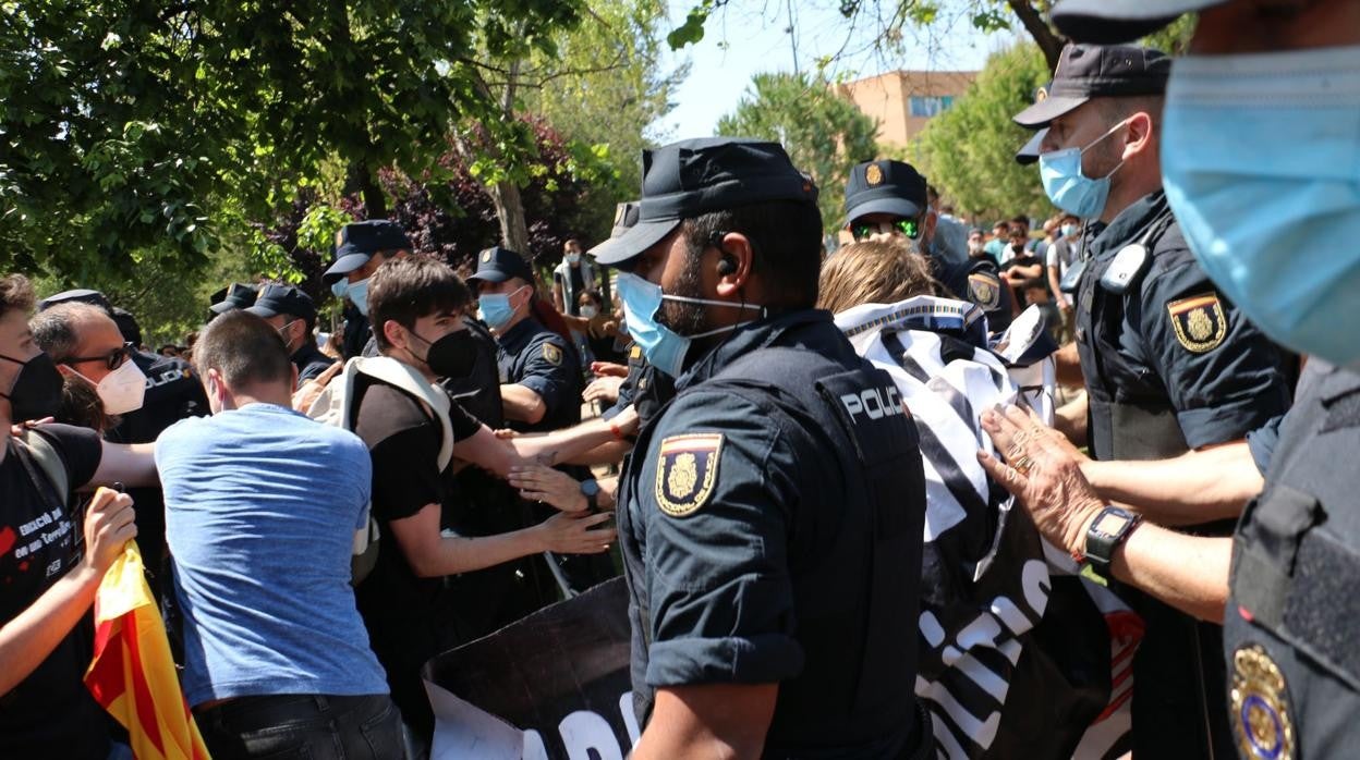 Imagen de la protesta de un grupo de jóvenes contra la visita del Rey a Castellón