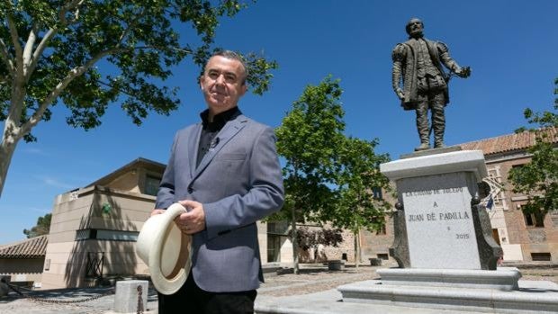 Lorenzo Silva presenta mediante una ruta en Toledo su novela «Castellano»