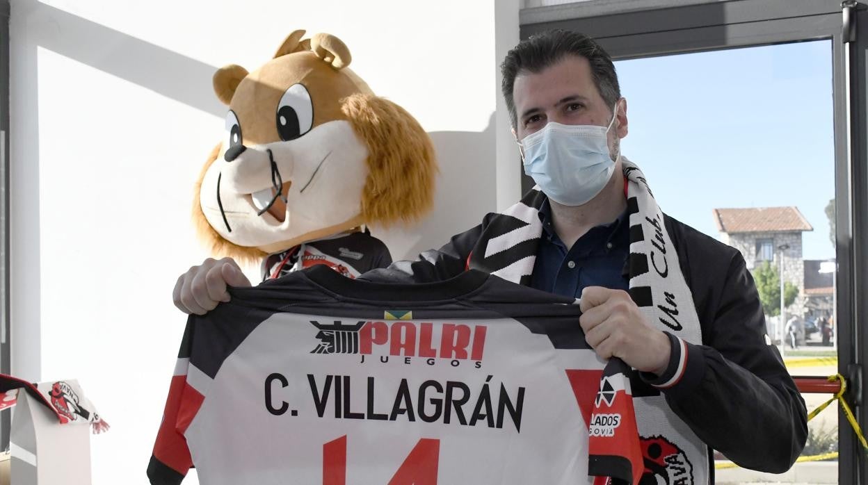 Luis Tudanca, durante su visita al Balonmano Nava